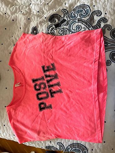 Futbolkalar: Neon çəhrayı rəngdə qolsuz qısa top (crop-top). Ön tərəfdə iri — 1