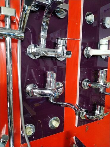 Haima: Divar montajı üçün nəzərdə tutulmuş xrom örtüklü hamam kranı. Bu kran