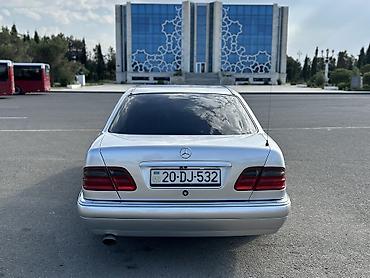 mersedes zaslonka: Mercedes-Benz E 200: 2 l | 1999 il Sedan — 4
