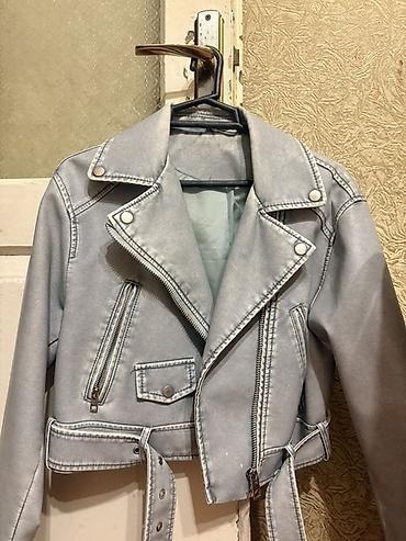 qadin ayaqqabilar: Gümüşü-boz rəngdə qısa “biker” üslublu qadın kurtkası. - Material — 1