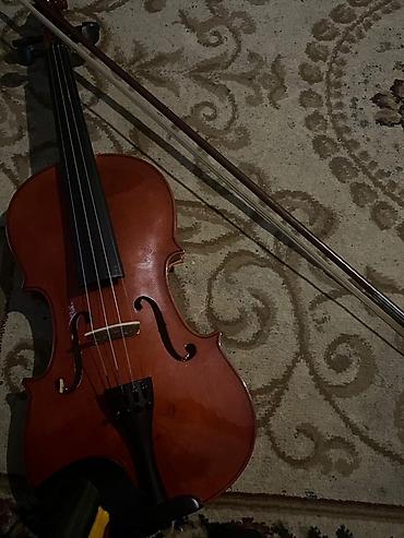 skripka satışı: Klassik görünüşlü və parlaq qəhvəyi rəngdə skripka, uyğun daşıma — 2