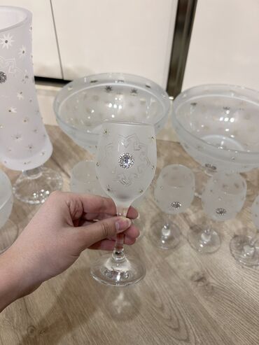 Digər içki üçün qablar: Bokal dəsti. Yenidir. 6 bokal, 1 vaza, 2 mürəbbə qabı, 1 grafin, 2 — 9