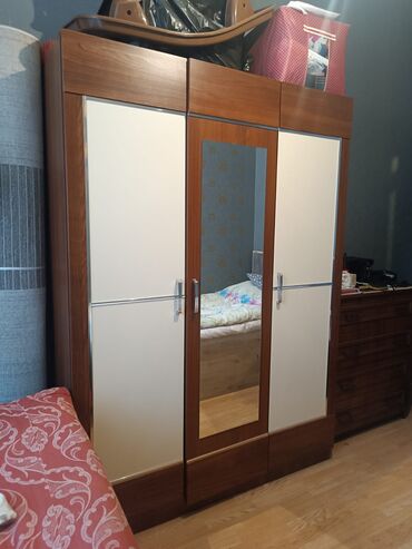 Dolablar: Dolab 150 azn satilir.Heçbir problemi yoxdur.Qiymeti 150 azn.Unvan