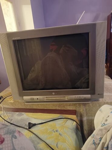 televizorun divara vurulmasi: Tv işləkdi, tv alti ilə bir yerdə satilir, ünvan Şüvəlan, Kapital