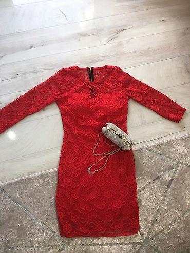 cipkane haljine: Elegantna crvena čipkana haljina + srebrna večernja torbica - Kroj — 2