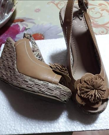 Ženske sandale na punu petu - Model: slingback sandale sa otvorenim