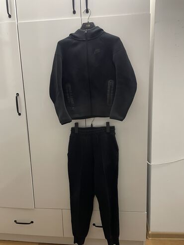 спортивный костюм м: Мужской спортивный костюм, M (EU 38), Nike, Б/у, цвет - Черный, Самовывоз