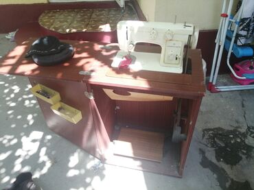 механики швейных машин: Швейная машина