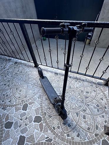 drift car elektrikli scooter: Elektrik skuter – qara rəngli, yığcam və yüngül konstruksiya — 4