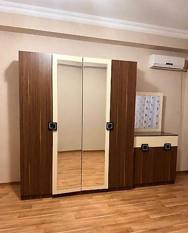 Yataq otağı üçün şkaf - Dizayn: İsti qoz ağacı teksturası və krem