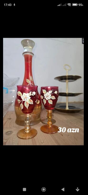 qedim qab: Rəng - Qırmızı, Şüşə