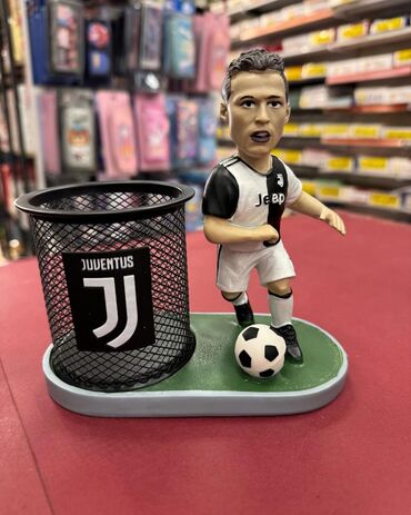 Oyuncaqlar: Suvenır qelem, karandaş qabı.futbolcularin fiqurui ile.Futbolcu — 8