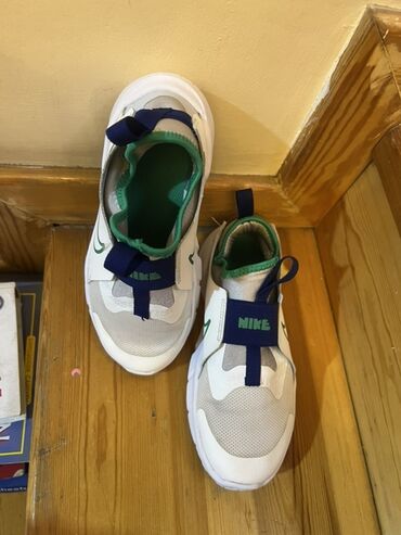 детские кеды без шнурков: Məhsul: Nike uşaq idman ayaqqabısı - Model: slip-on tipli, bağcığı
