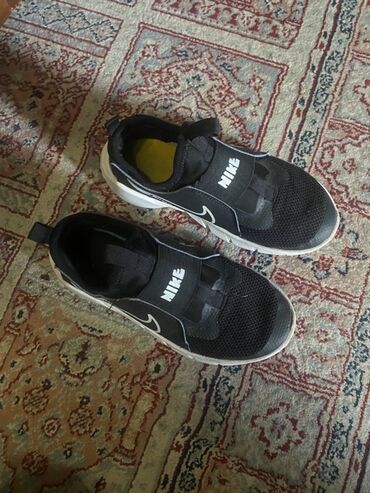распродажа фирменной обуви: Детские кроссовки Nike черного цвета с белой подошвой. Модель без