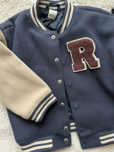 теплая верхняя одежда: Uşaq üçün kollec/varsity üslublu jaket. - Rənglər: göy gövdə, bej qol