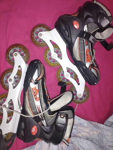 Спортивное питание: Uniseks rollerblades qara, ağ və narıncı rəng çalarlarında. Təkərləri