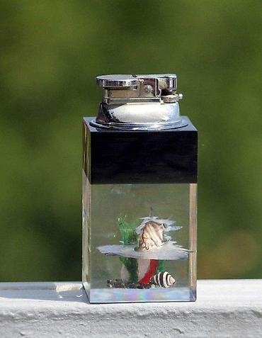 Ostali kućni aparati: Vintage Stoni upaljač 70-te. Masivan, stoni upaljač sa motivima na lalafo.rs — 1 Ostali kućni aparati: Vintage Stoni upaljač 70-te. Masivan, stoni upaljač sa motivima — 1