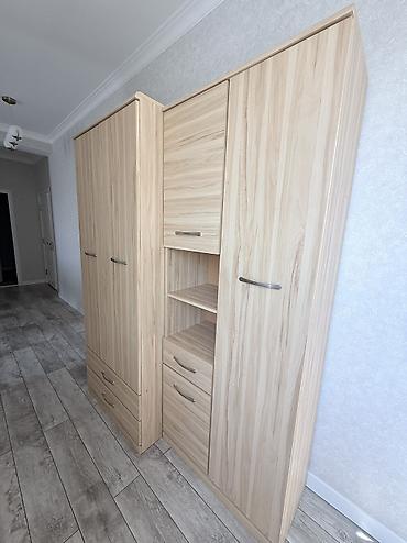 отдам даром женские веши: Колдонулган шкаф менен стол сатылат.5000 сом — 2