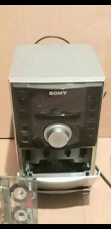 Musiqi mərkəzləri: Musiqi mərkəzi SONY satılır.Diskdən başqa hər şey işlək. Kolonkalar