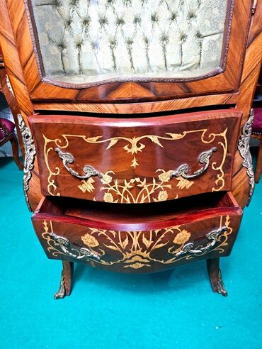 Stilske vitrine: Vitrina u stilu Luja XV, u intarziji sa dve staklene police i dve na lalafo.rs — 8 Stilske vitrine: Vitrina u stilu Luja XV, u intarziji sa dve staklene police i dve — 8