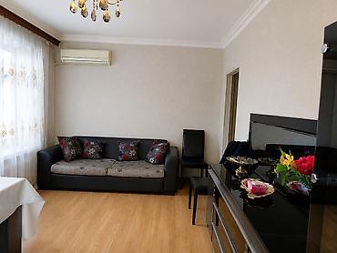 studio menziller: Məzilli, işıqlı 1 /2 yə düzəlmə mənzil. - Geniş qonaq otağı: divan — 2