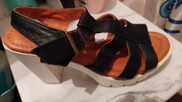 обувь женская 40: Продаю босоножки производства Турция покупала в Лионе