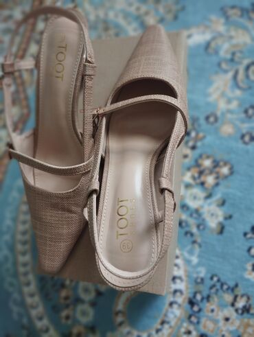 вечерняя обувь: Элегантные женские туфли TOOT SHOES бежевого цвета с острым носком и