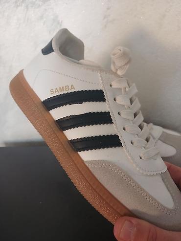 celika: Adidas Samba patike – klasičan model - Boja: bela osnova sa crnim — 1