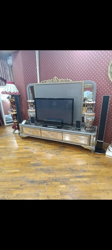 Аудиотехника: TV LG brendidir,komplektdir,1 TV,3 orta kolonka,2 böyük kolonka,1