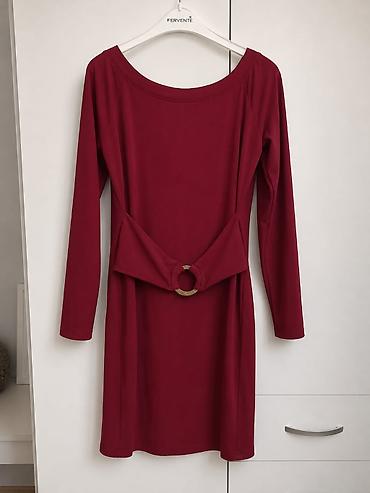 imitacija kože: Elegantna bordo haljina sa dugim rukavima i ukrasnim pojasom. Model je — 1