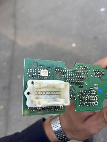 Kontrollerlər: Mercedes w210 dordgoz qapı plisosunun elektron platası üstdən — 2