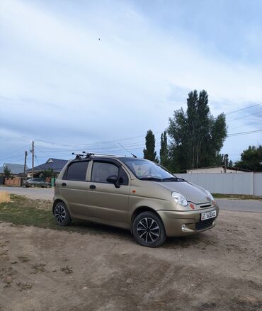 мото дождевик: Автомобиль Daewoo Matiz золотистого цвета, компактный хэтчбек с пятью