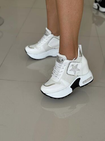 Women's Sneakers and athletic shoes: Cena 4800din
Br36-40
Skrivena peta 9cm — 1