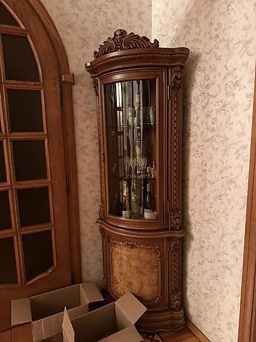 lepe: Klassik üslubda bəzədilmiş qonaq otağı dəsti – künc vitrin şkafı və — 1