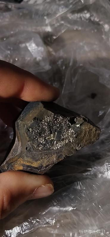heserat yeyen bitkiler: Məhsul: Metal parıltılı kristallarla zəngin təbii süxur nümunəsi — 1