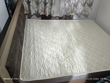 Двуспальные кровати: Двуспальная кровать с высоким мягким изголовьем и матрасом б/у - — 5