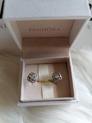 Minđuše: Pandora minđuše
Dobija se u kutijici
Cena:2100din — 19