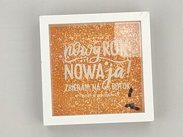 Kwadratowa skarbonka w białej ramce z przezroczystym frontem i tłem w