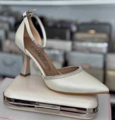 ljubicaste cipele na stiklu: Pumps