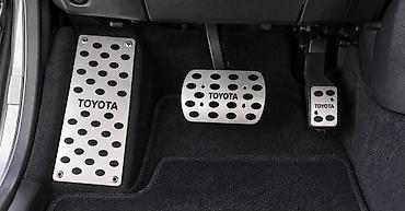 pedallar: Toyota üçün pedal üzlükləri dəsti — 3 ədəd TOYOTA yazılı, gümüşü — 2