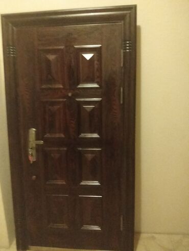 Otaq qapıları: Mənzil üçün İşlənmiş Giriş qapısı 100x210 sm Glazok ilə, Ünvandan götürmə
