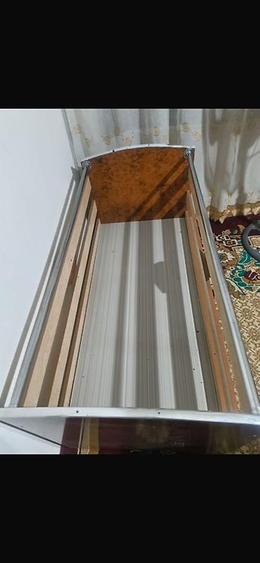Односпальная кровать с высоким изголовьем и изножьем - Размер
