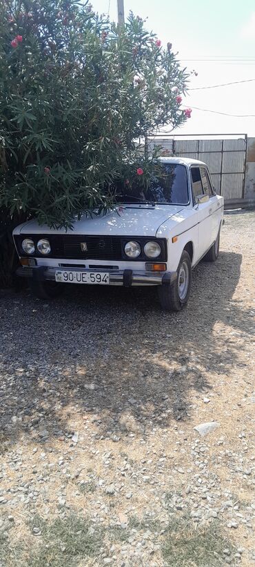 Автозапчасти: Lada 2106 modelinin klassik sedan versiyası. Avtomobil ağ rəngdədir və