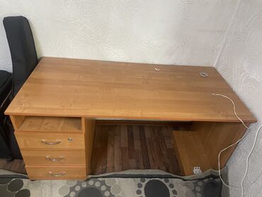 стол деревянный: Компьютерный Стол, цвет - Коричневый, Б/у