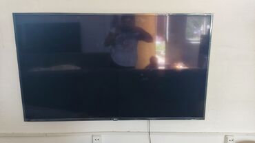 широкоэкранный телевизор: Телевизор LG с тонкой черной рамкой, предназначенный для настенного