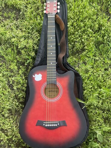 музыкальная гитара: Продаю гитару в хорошем состоянии 38 размер чехол в подарок