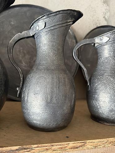 balaca qazan: Əl işı mis/boz rəngli metal sürahi və sini dəsti - Material: döymə — 3