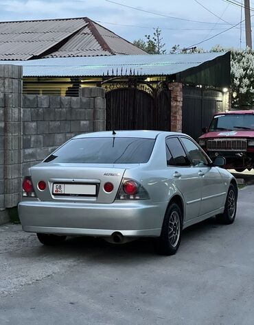срочно в связи с переездом: Toyota Altezza: 2001 г., 2 л, Автомат, Бензин, Седан
