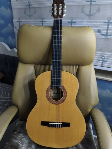 Флейты: Salam klassik gitara satılır. 2 aydi alinib çox səliqəli istifadə