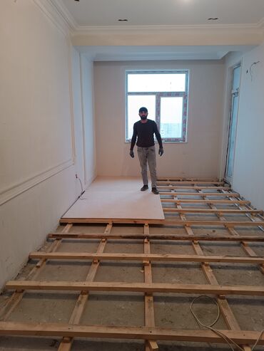 Döşəmə işləri: Laminat ustası her bir nov laminatlarin vurulmasi bilintuslarin — 12